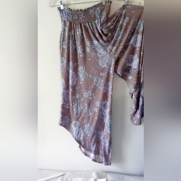 Bucketlist Smocking Waist Band Pants w/ Diagonal Cut Details - Size: Small - Picture 7 of 8